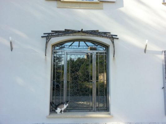 Fabrication et pose d'une porte d'entrée et d'une marquise en acier sur mesure avec une finition brut d'atelier à Roquevaire